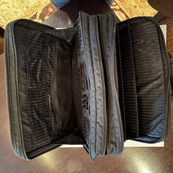 TUMI - Executive expandable Laptop Briefcase - Picture 5 of 7